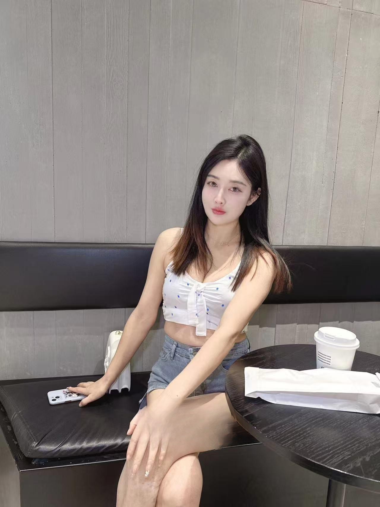 高颜值纯御小姐姐，皮肤身材超好，服务满分