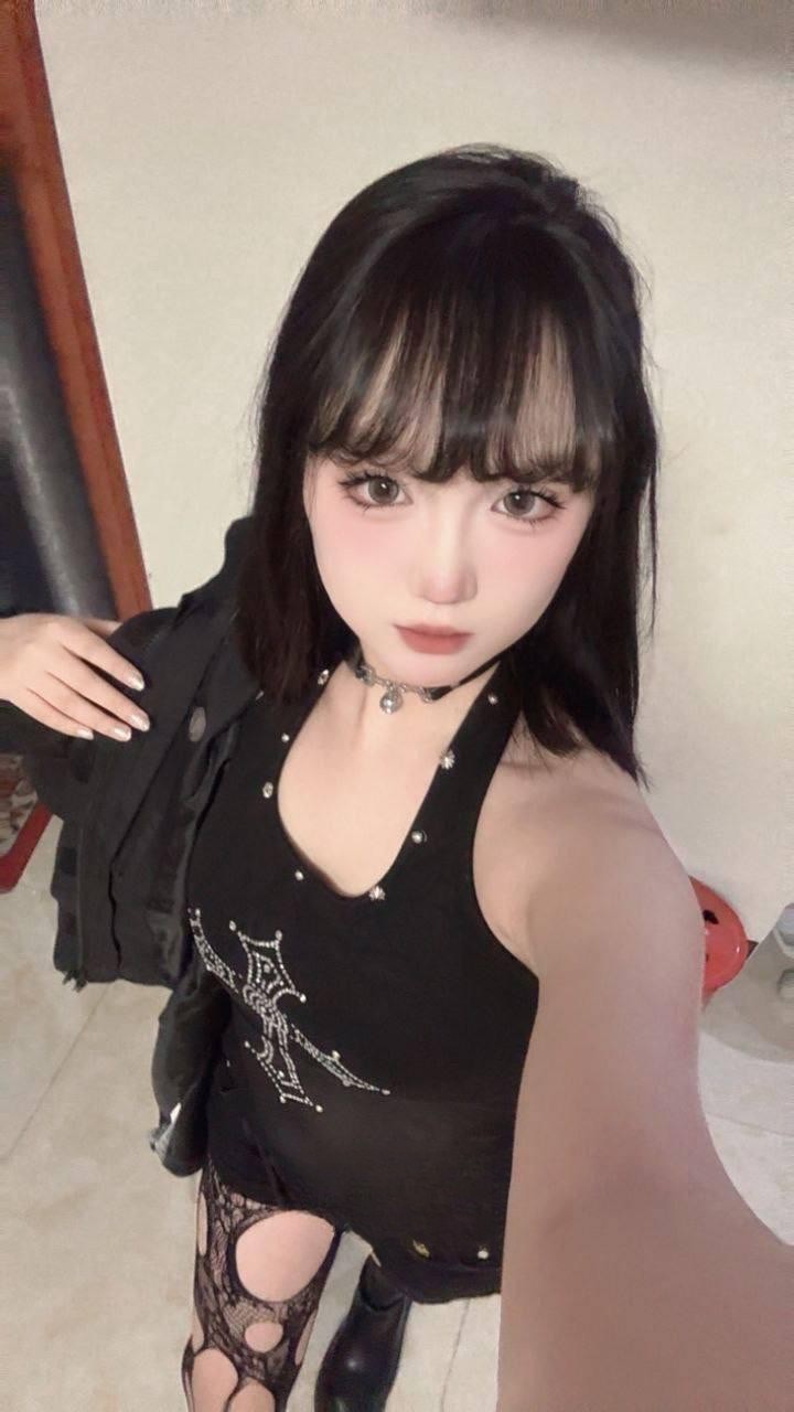 极致的迷恋，灯光的昏暗，低声的娇吟