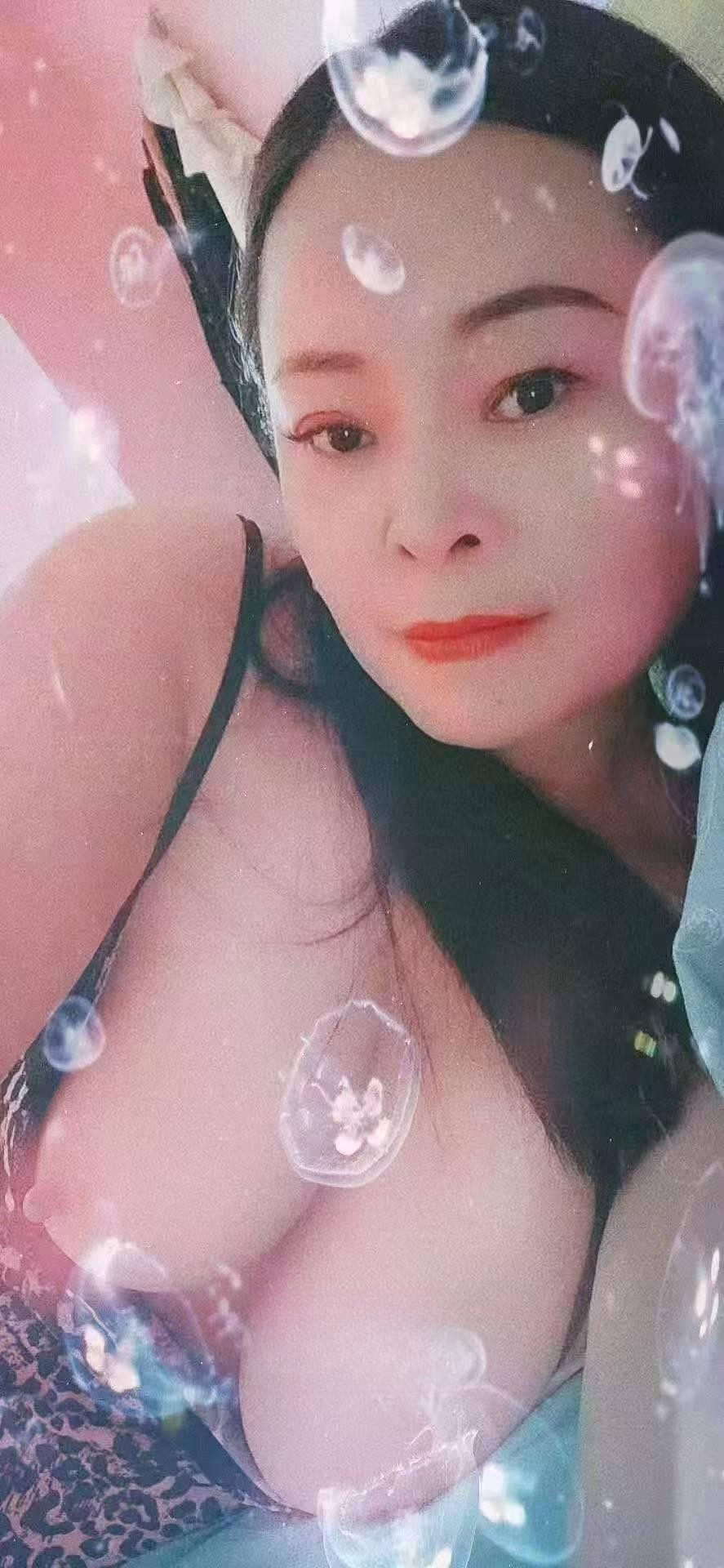 大胸轻熟姐姐
