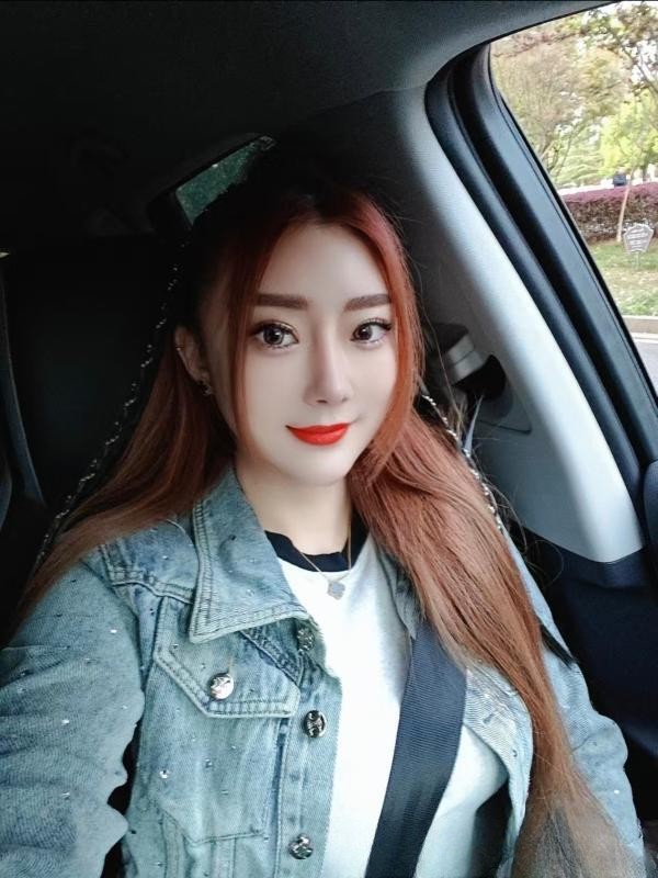 高挑迷人的小姐姐
