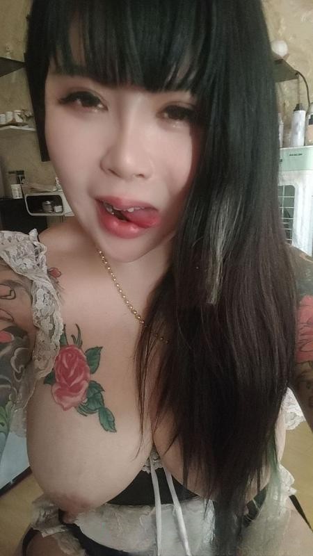 纹身骚母狗