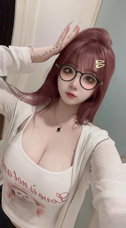 前凸后翘的小妖精