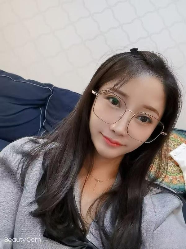 戴眼镜的妹妹