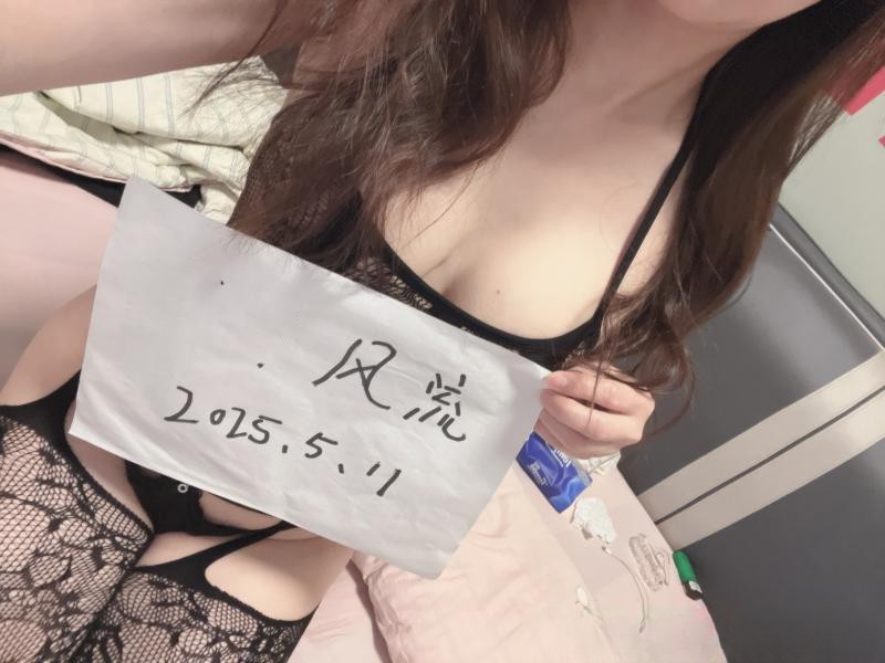 性感黑色制服小姐姐