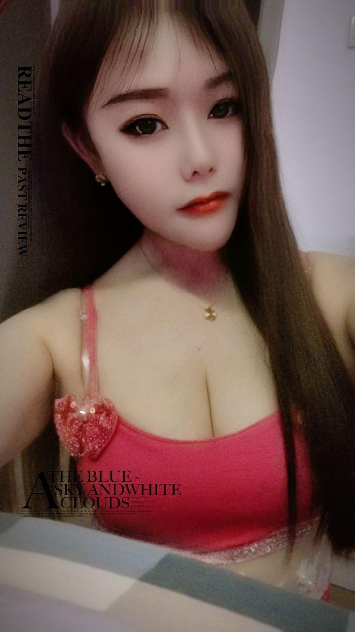 苗条大胸性感身材小妹妹