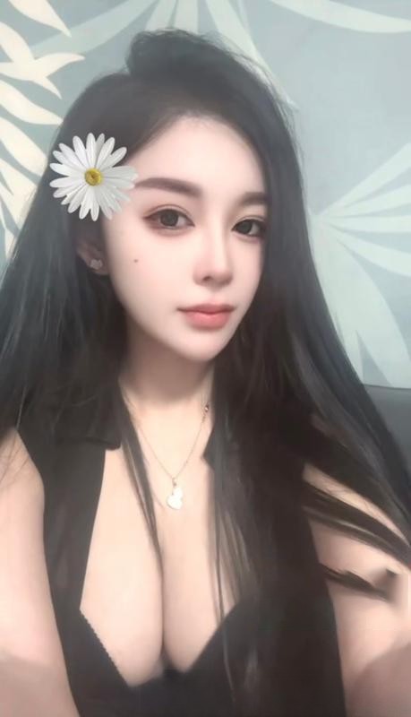 美胸翘臀苗条姐姐