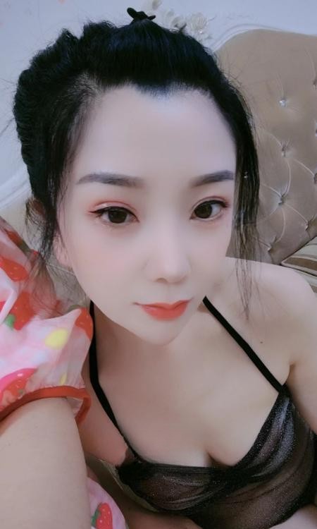 白嫩大胸花式舌吻小妹妹