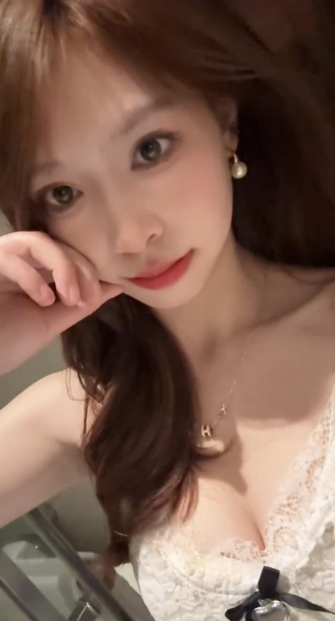 白云水润紧致大奶嫩妹