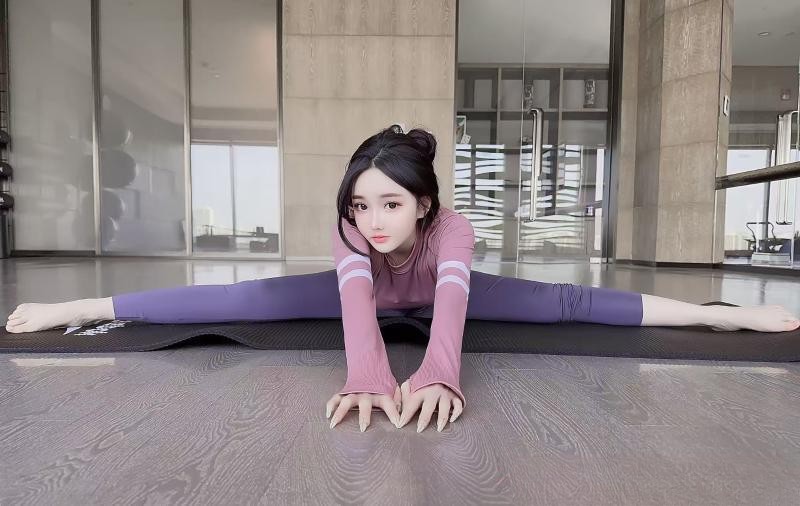 出击一字马小姐姐