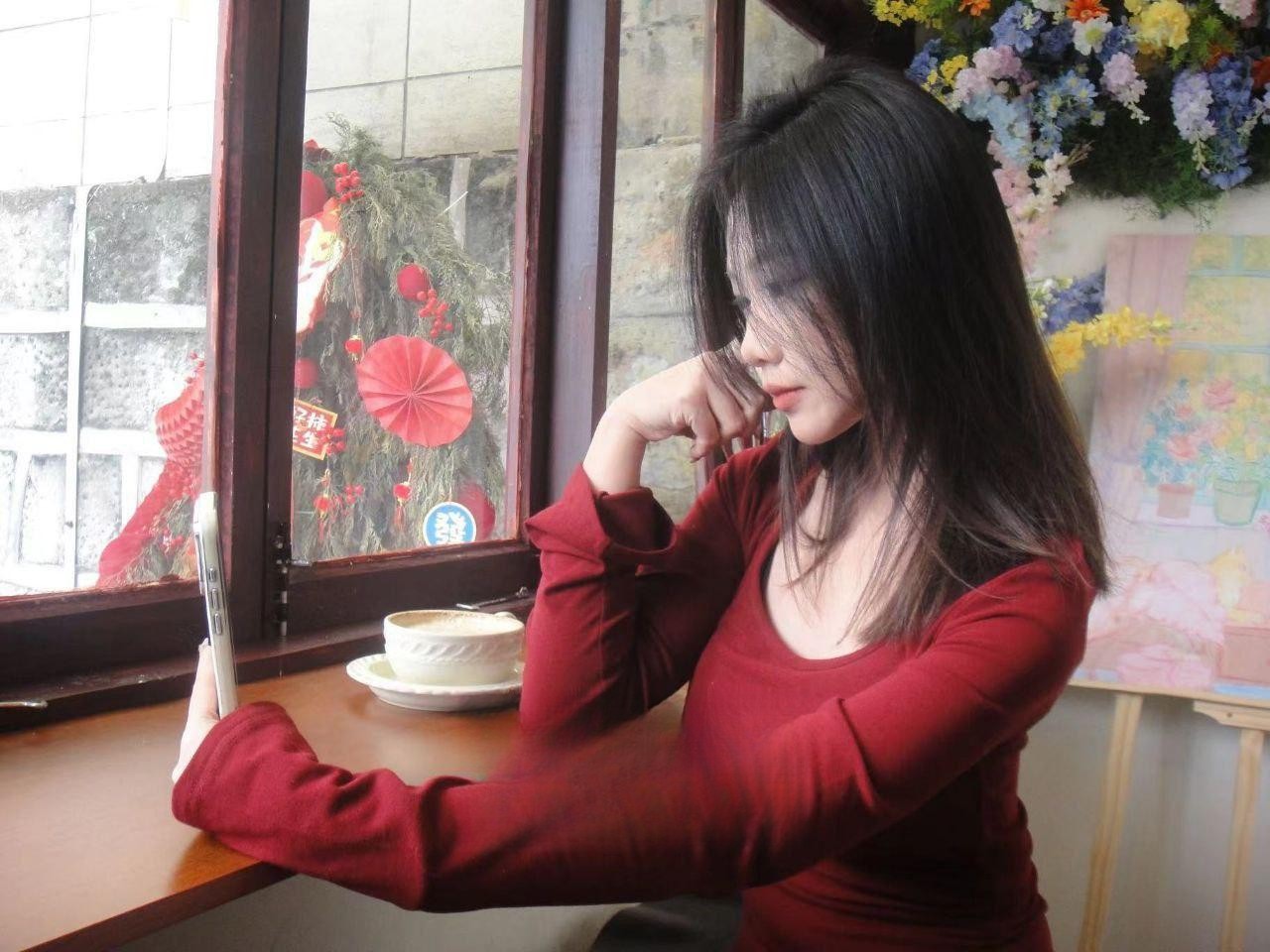 性感嫩妹果然惊艳诱人