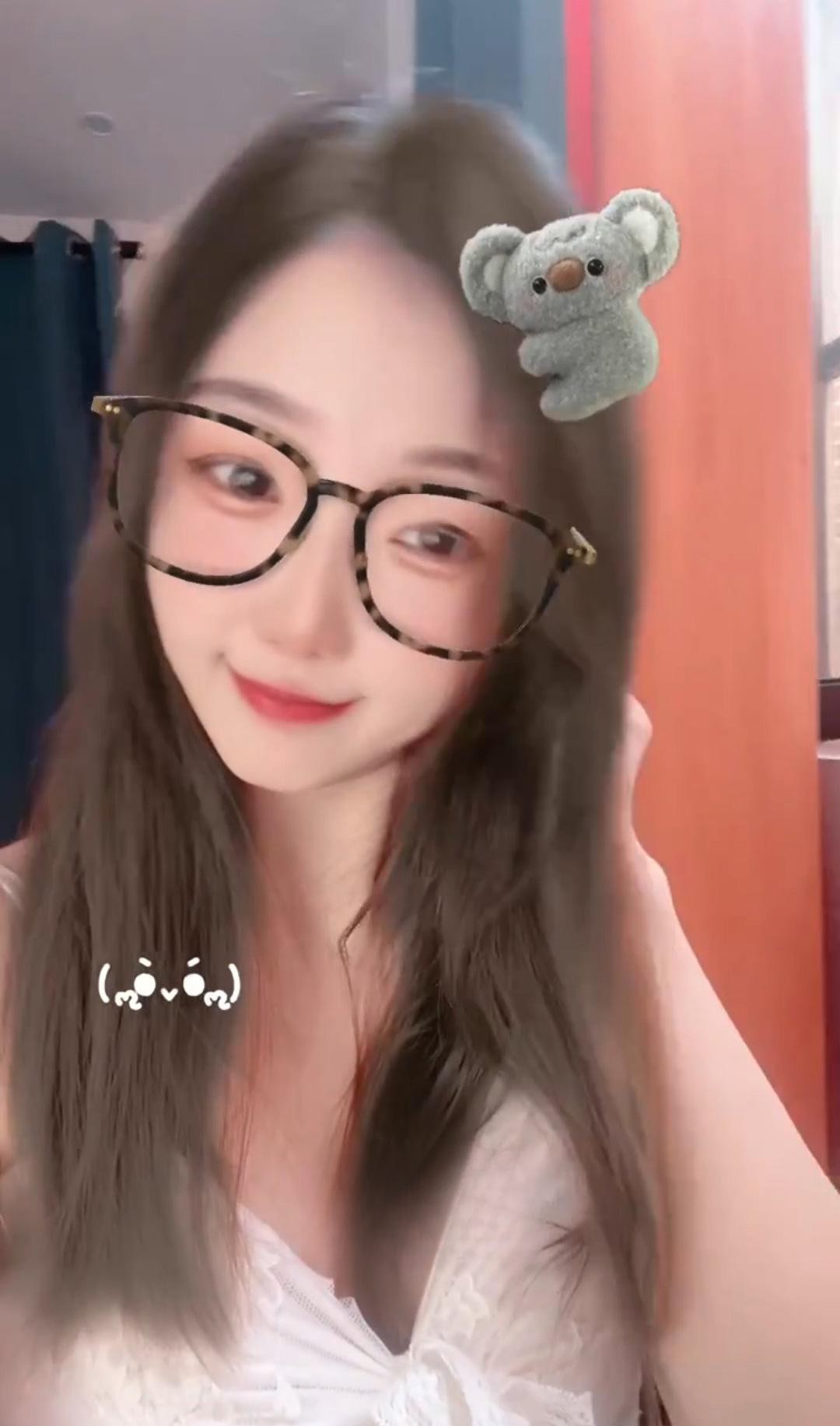 粉嫩大胸花式服务小骚妹