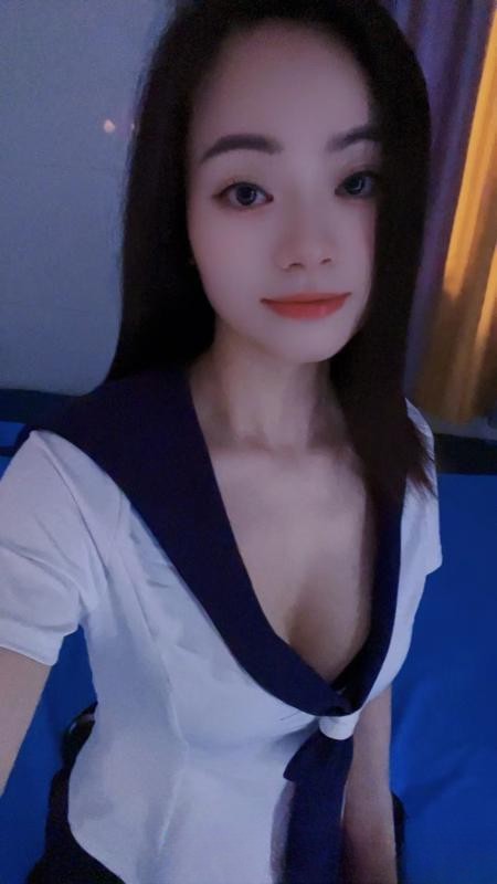 皮肤白嫩小姐姐茉莉