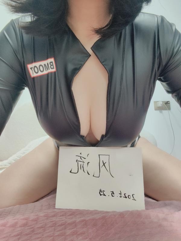 大胸气质美女