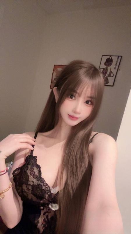 大胸大长腿甜心妹