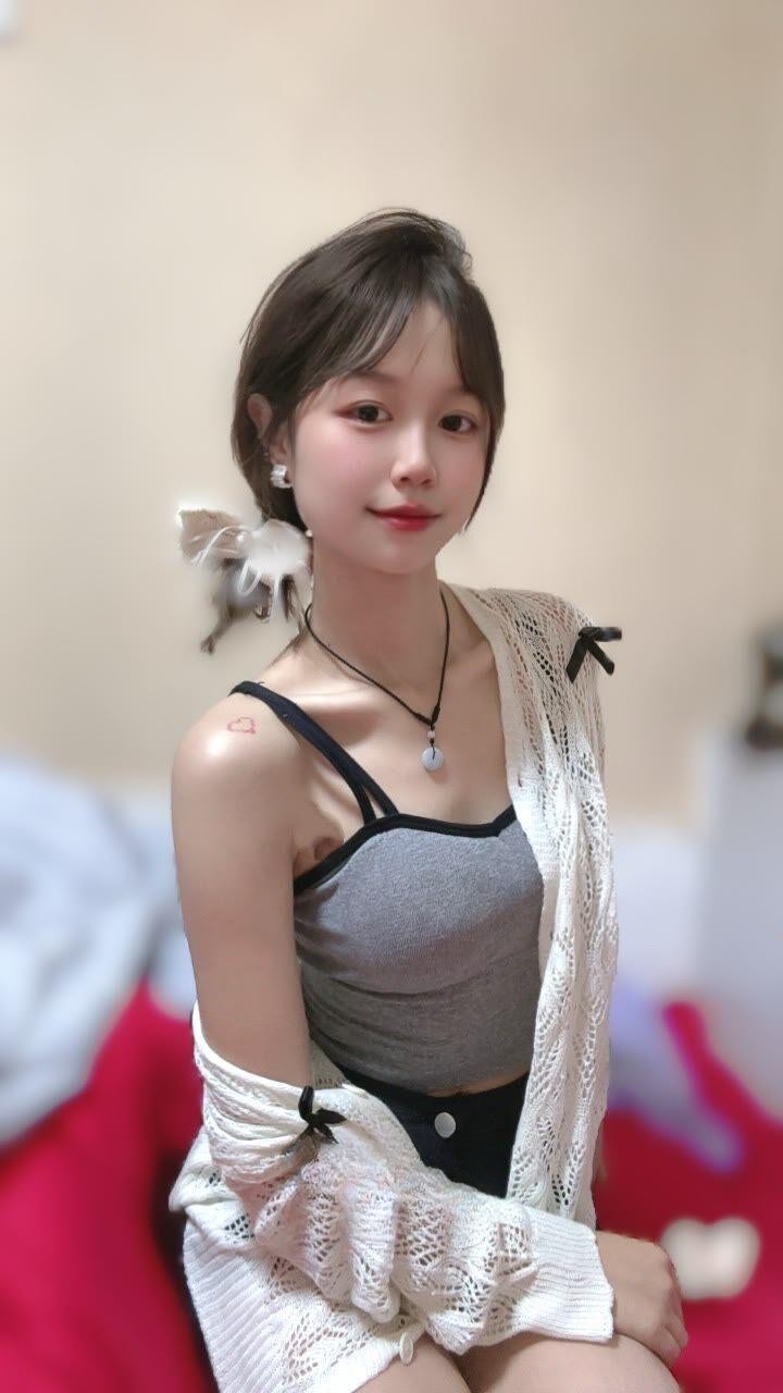 美胸少女真骚服务好