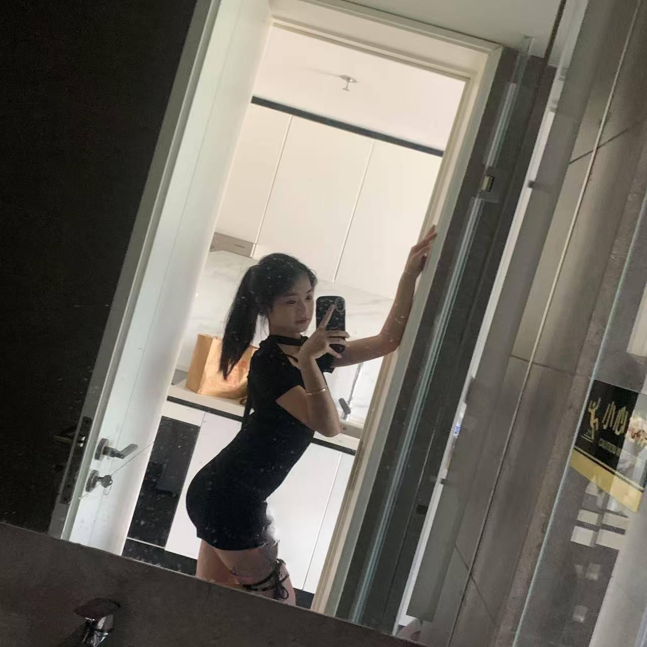 小妹齐逼包臀裙很是诱惑