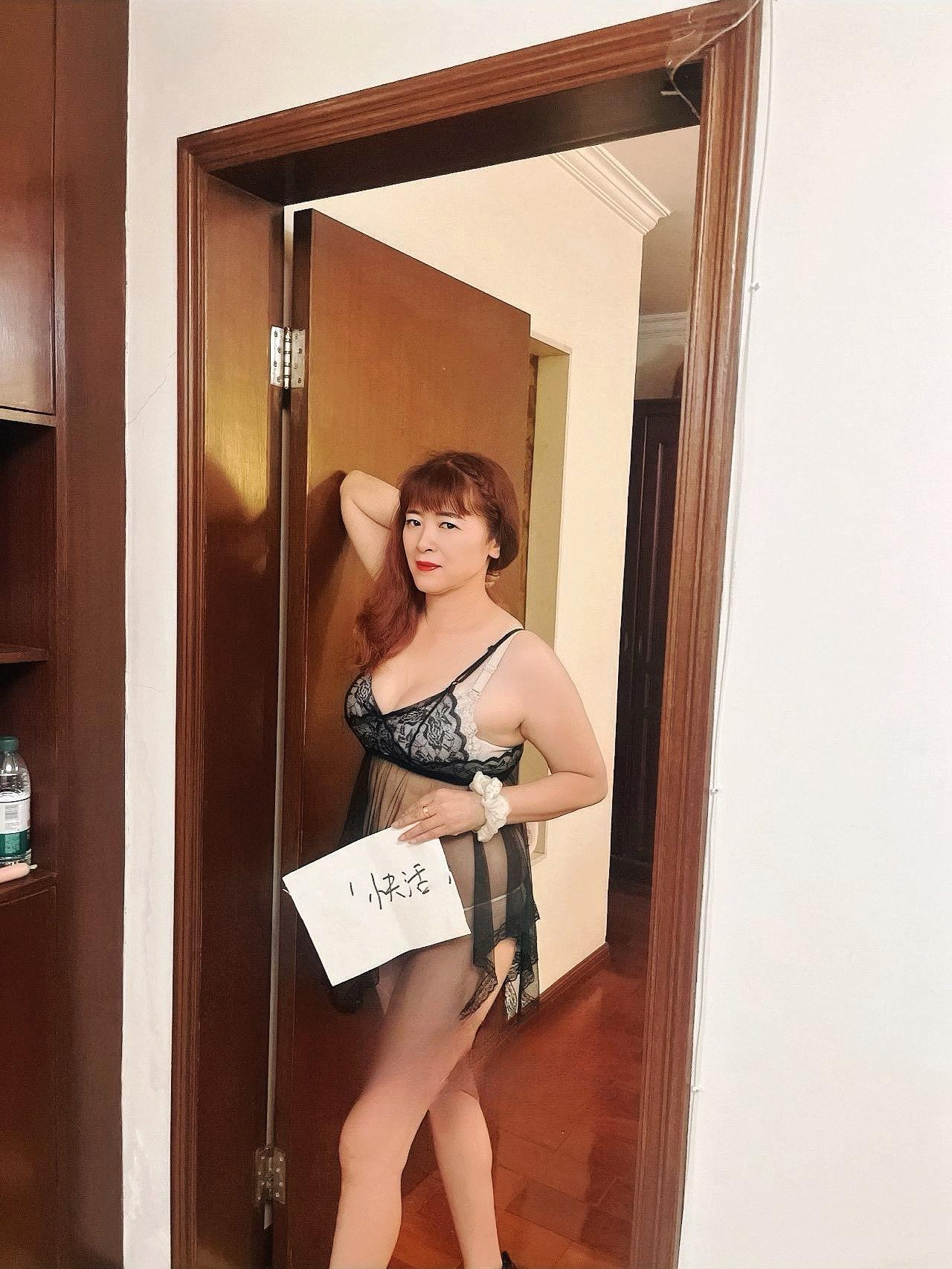 白云高挑身材御姐少妇