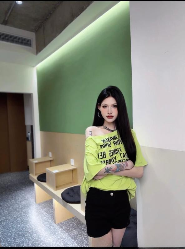 高挑纹身女菜菜