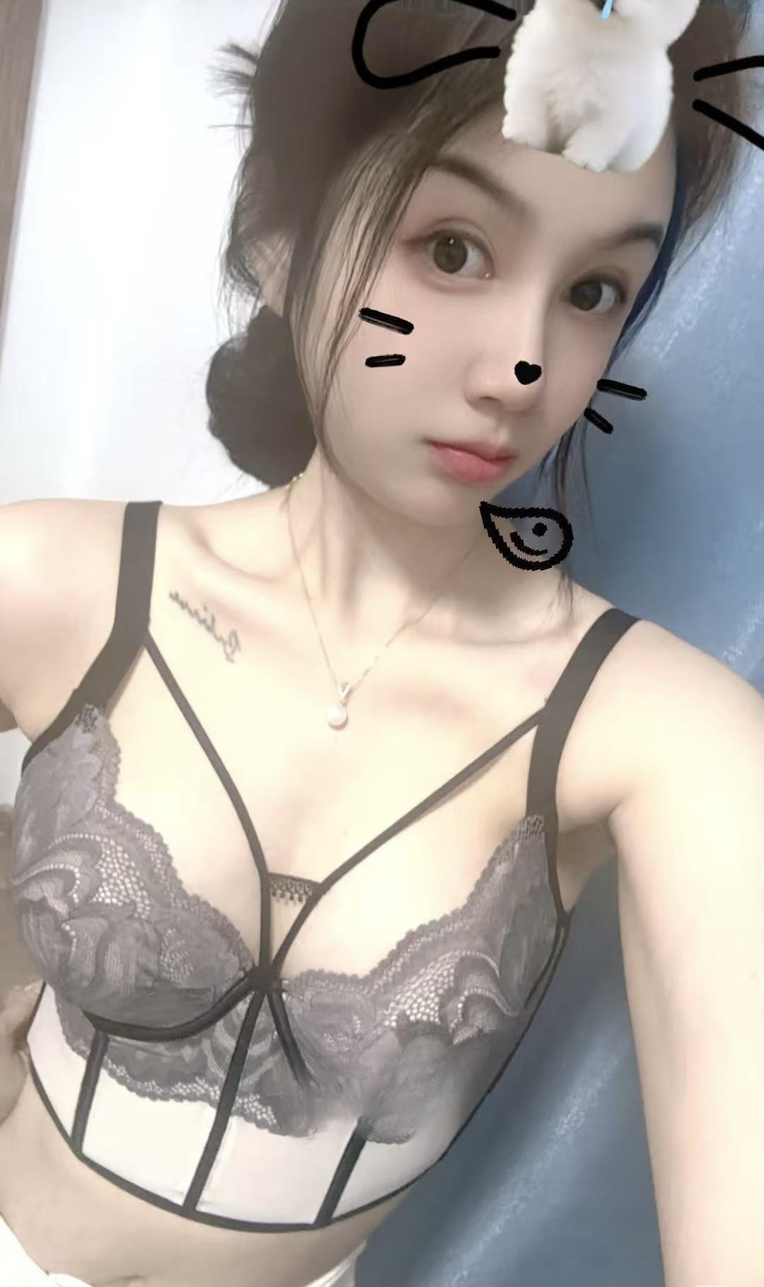 骚首弄姿的小美