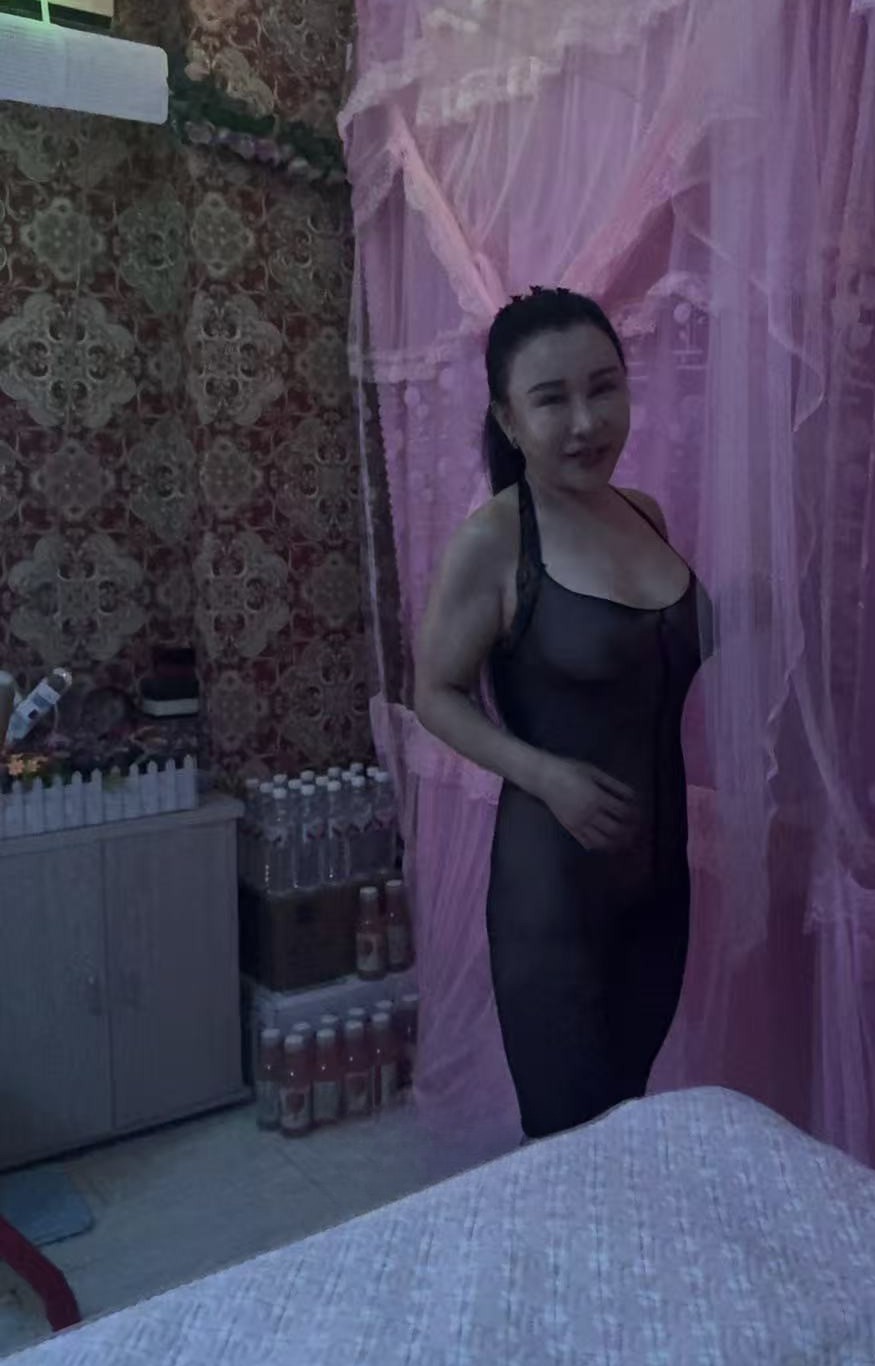 细腰大奶少妇姐姐口活很好很热情