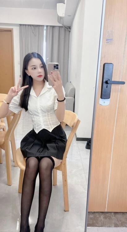 南山大长腿性感妹子