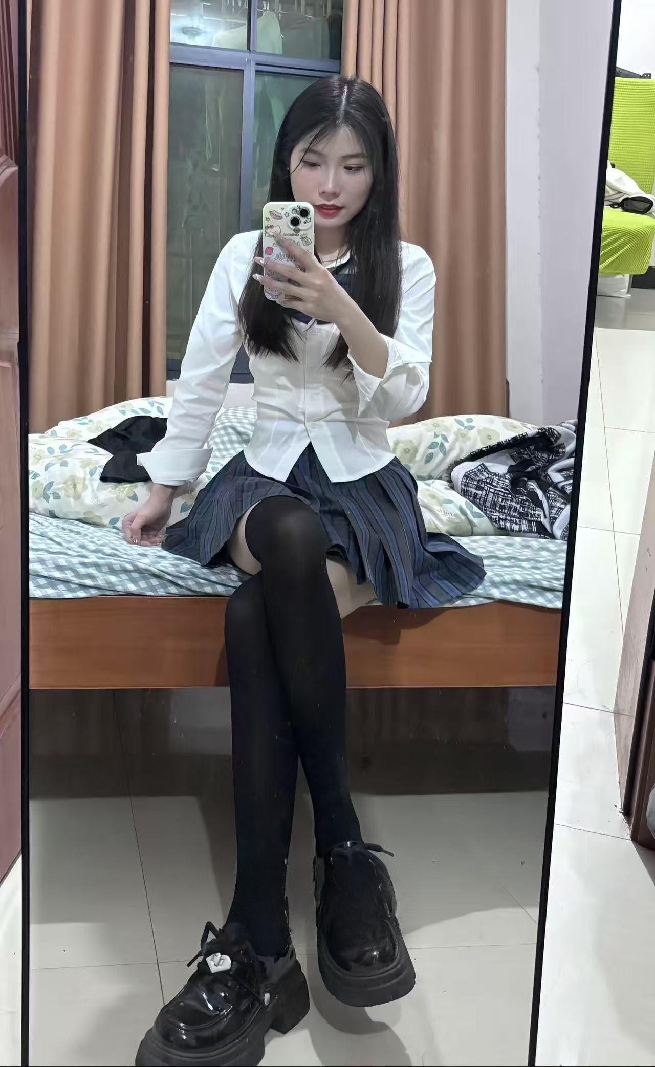 世纪公园，制服嫩妹够骚身材好