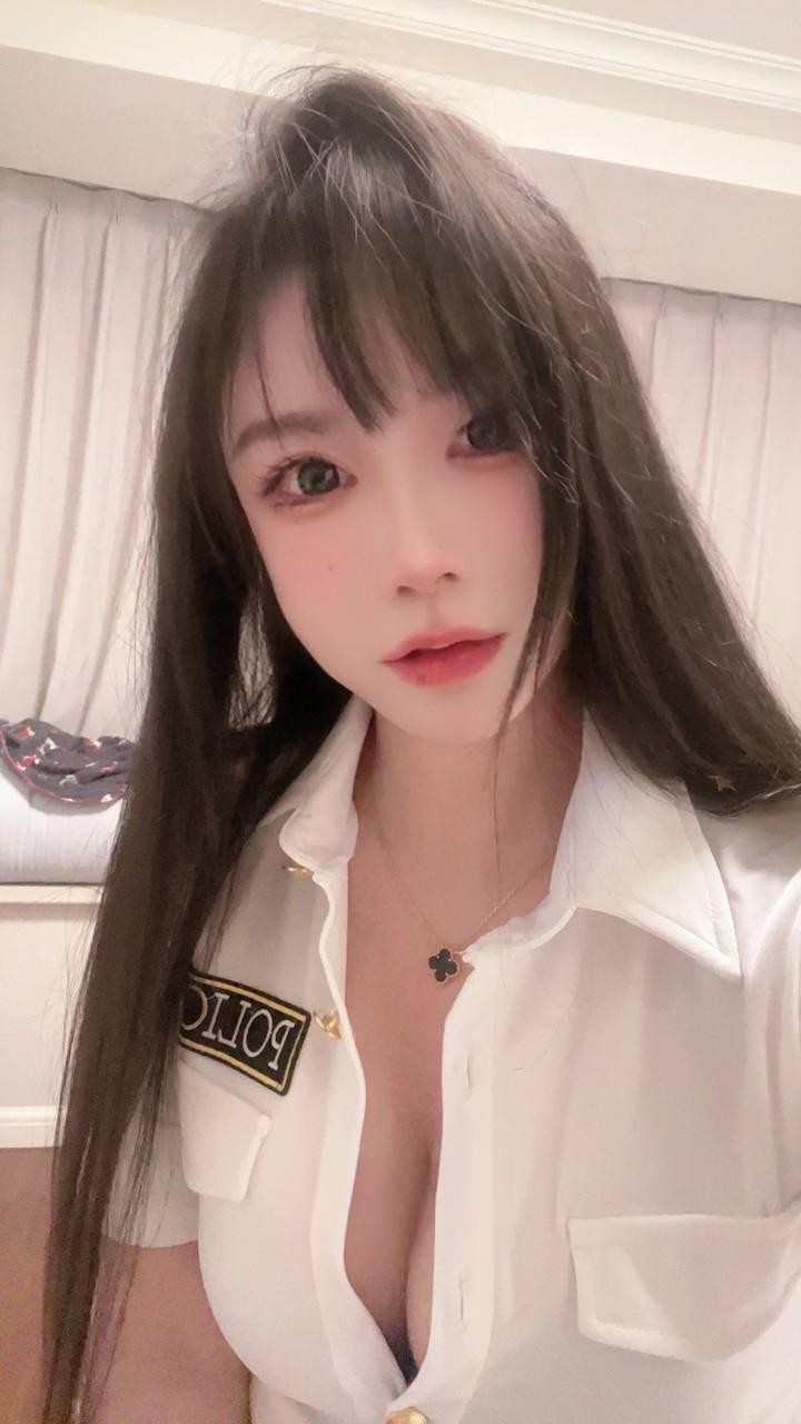 粉嫩大胸花式服务小骚妹