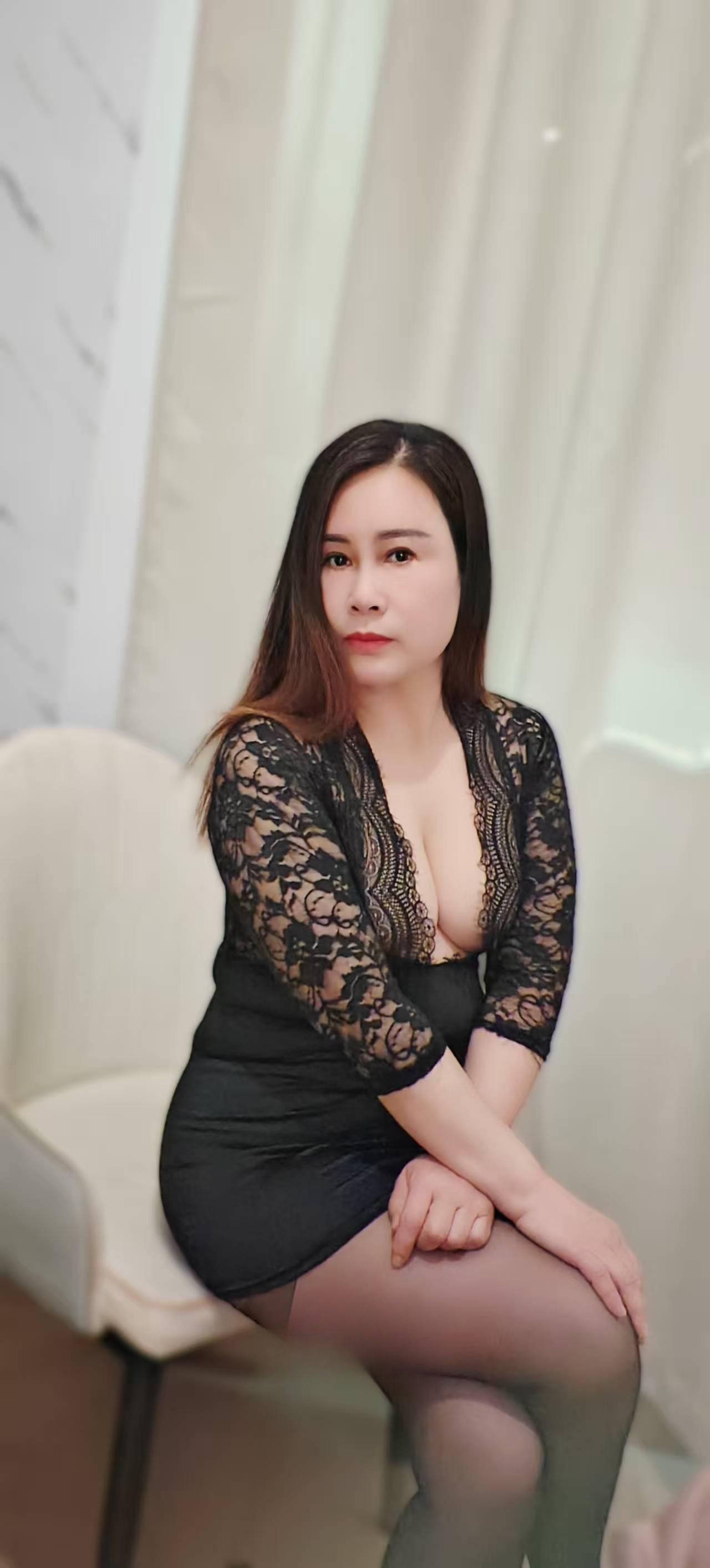 胸大屁股大熟女姐姐