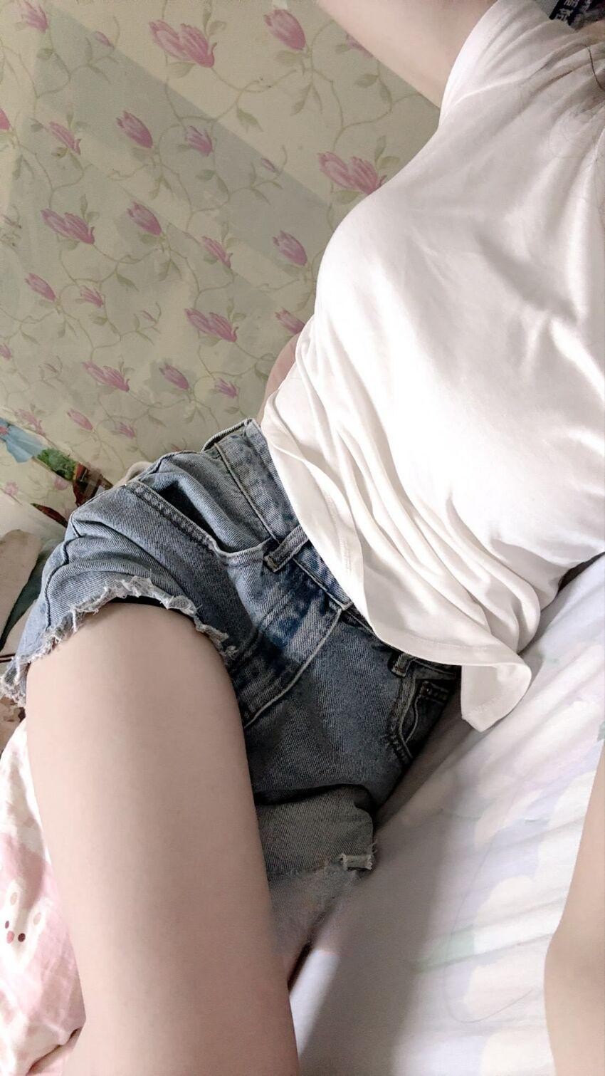 大胸皮肤白嫩小姐姐晨曦