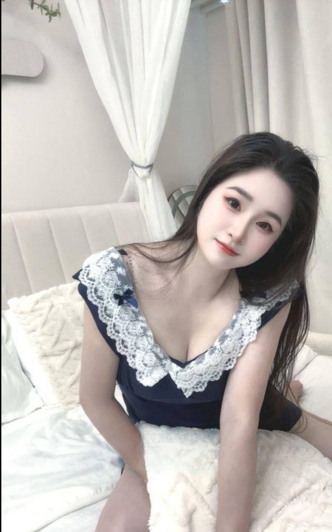 奔放美女穿开裆黑丝服务