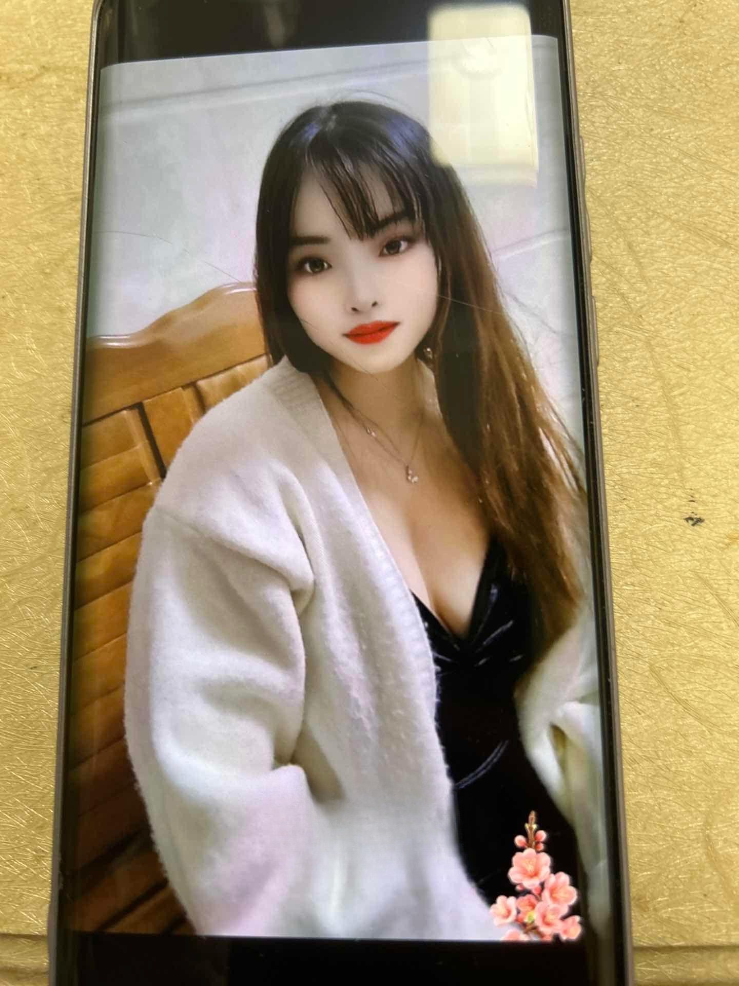 白皙水嫩软妹