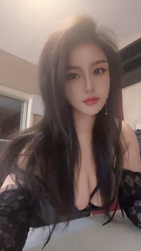 前凸后翘白苏妹