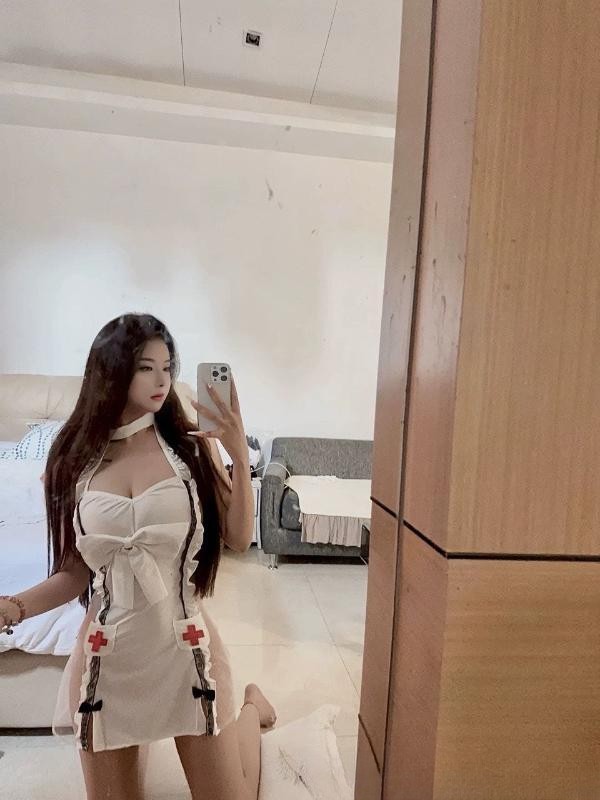 广州赵星儿可蛇吻