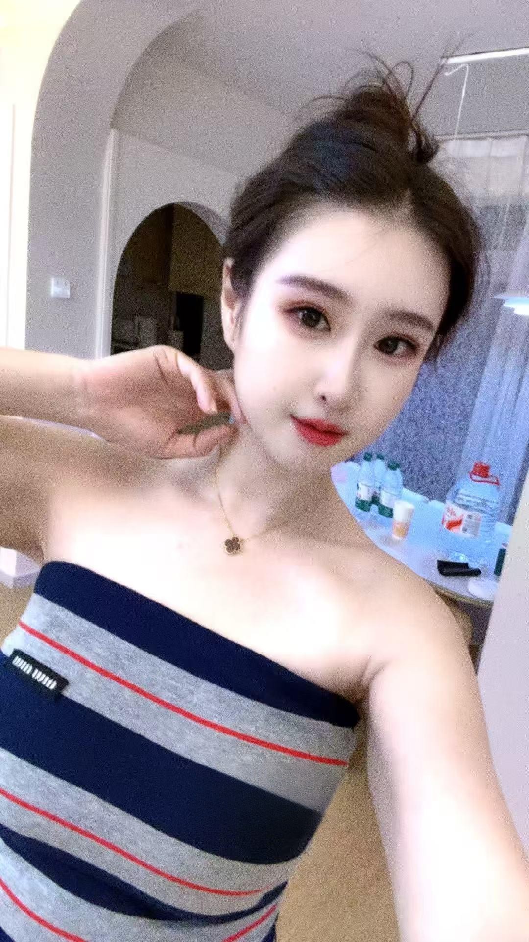 高挑巨乳琪格格