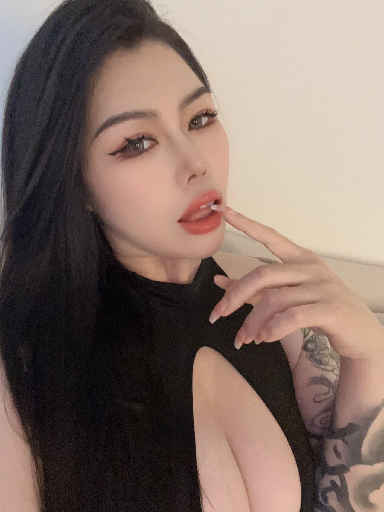 花臂G奶肥臀少妇