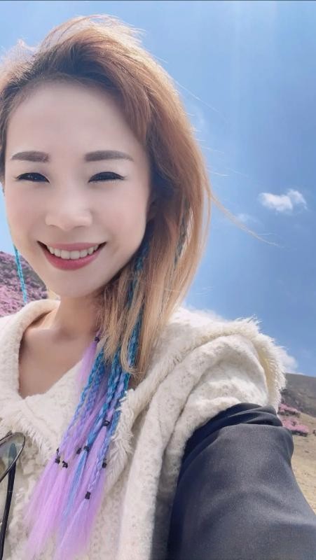 热烈娇小女