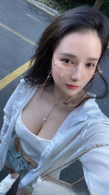 眼镜混血妹爱丽丝