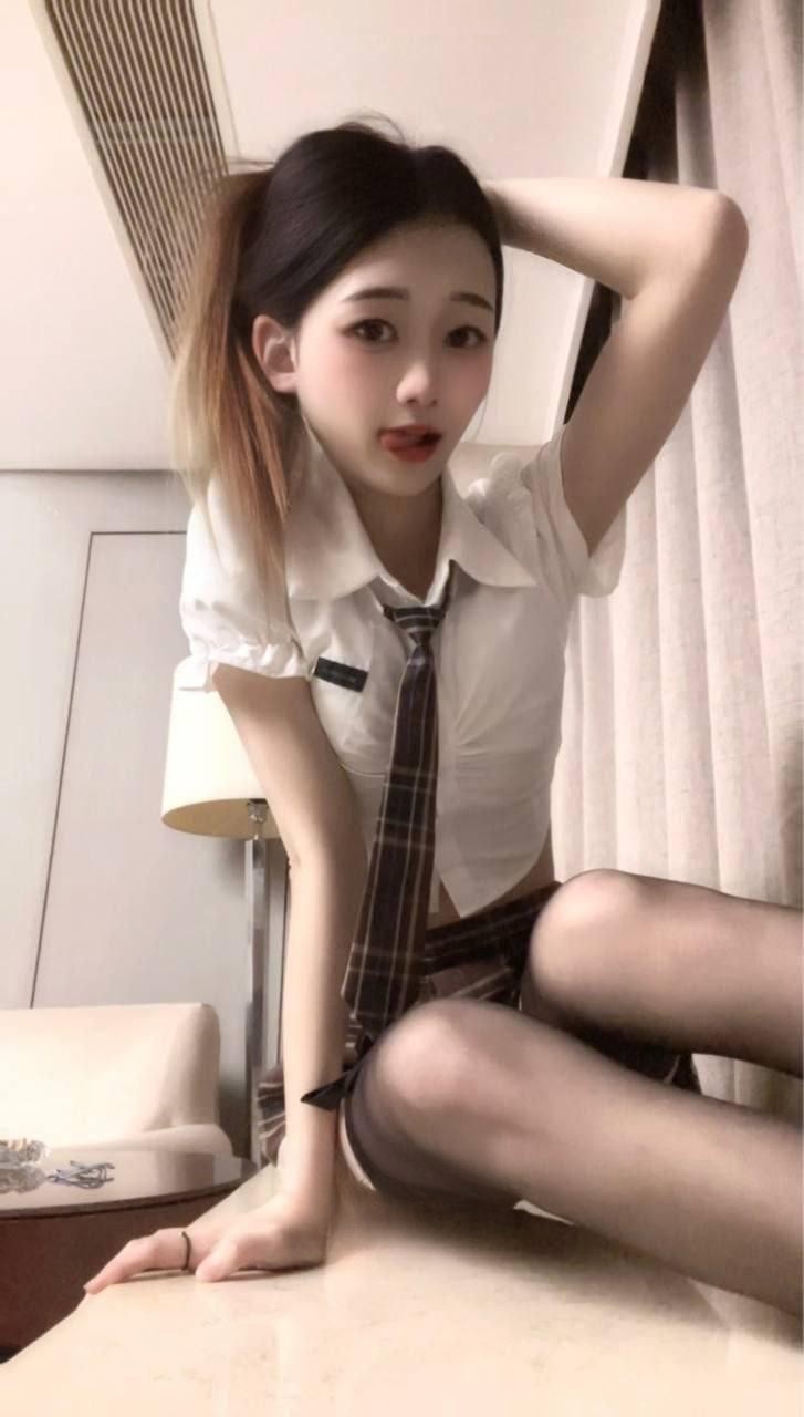紧致妹子摇摆的肥臀