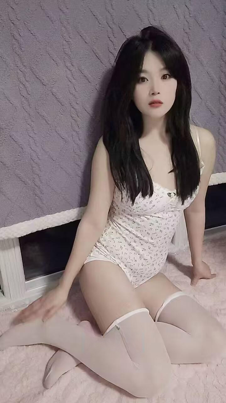 20岁年纪轻轻性感美人