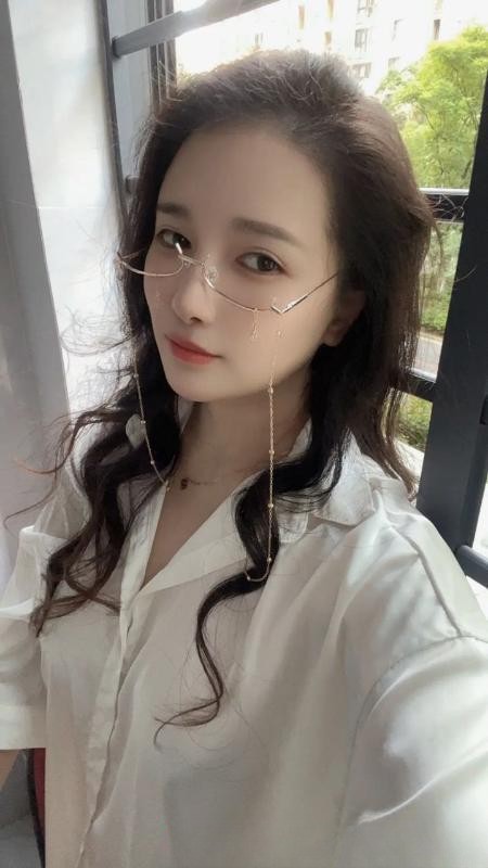 金牛性感眼镜少妇小玉