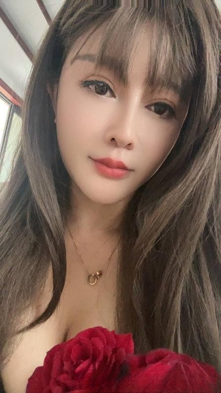 美少妇激情舌吻