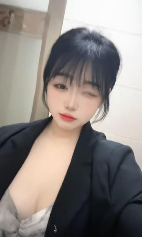 年轻微胖大胸妹