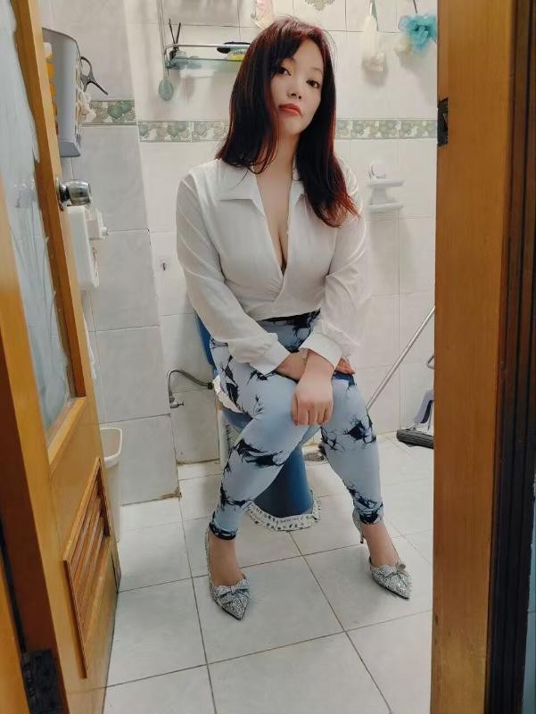 商场内可搞美甲大胸妹