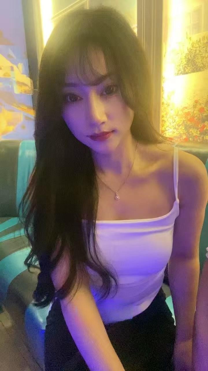 主动配合各种姿势的嫩妹