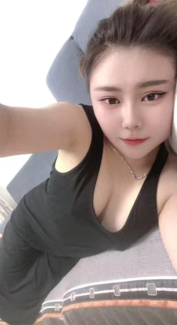 体验粉嫩的大灯妹妹