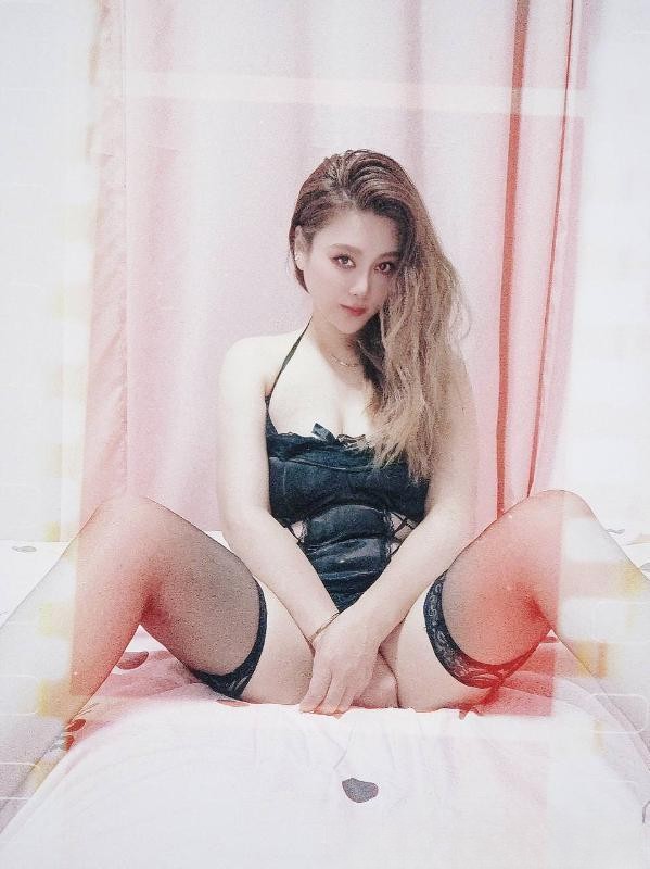 武汉黑丝情趣骚女倩倩