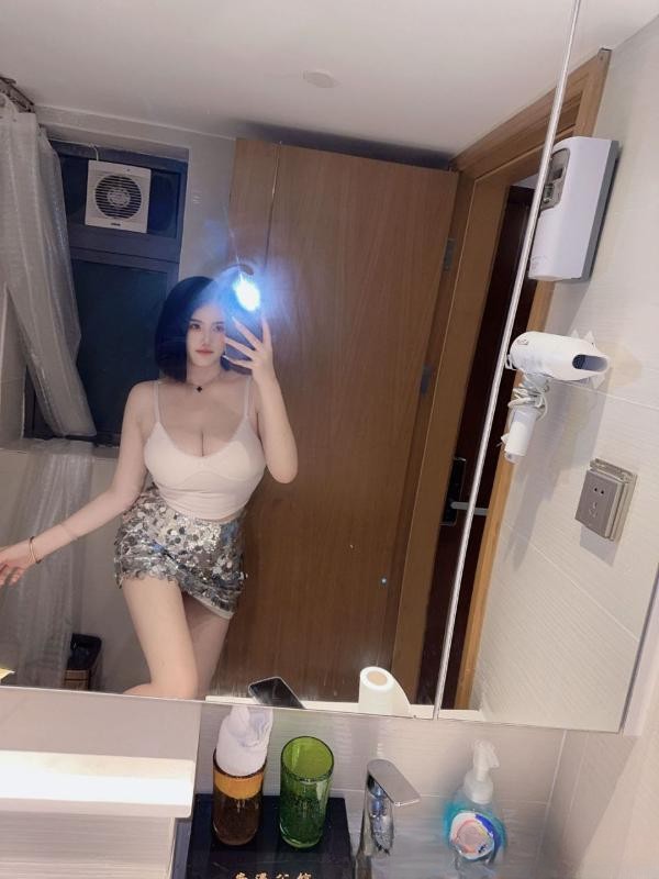 大胸甜美短发嫩妹珂珂