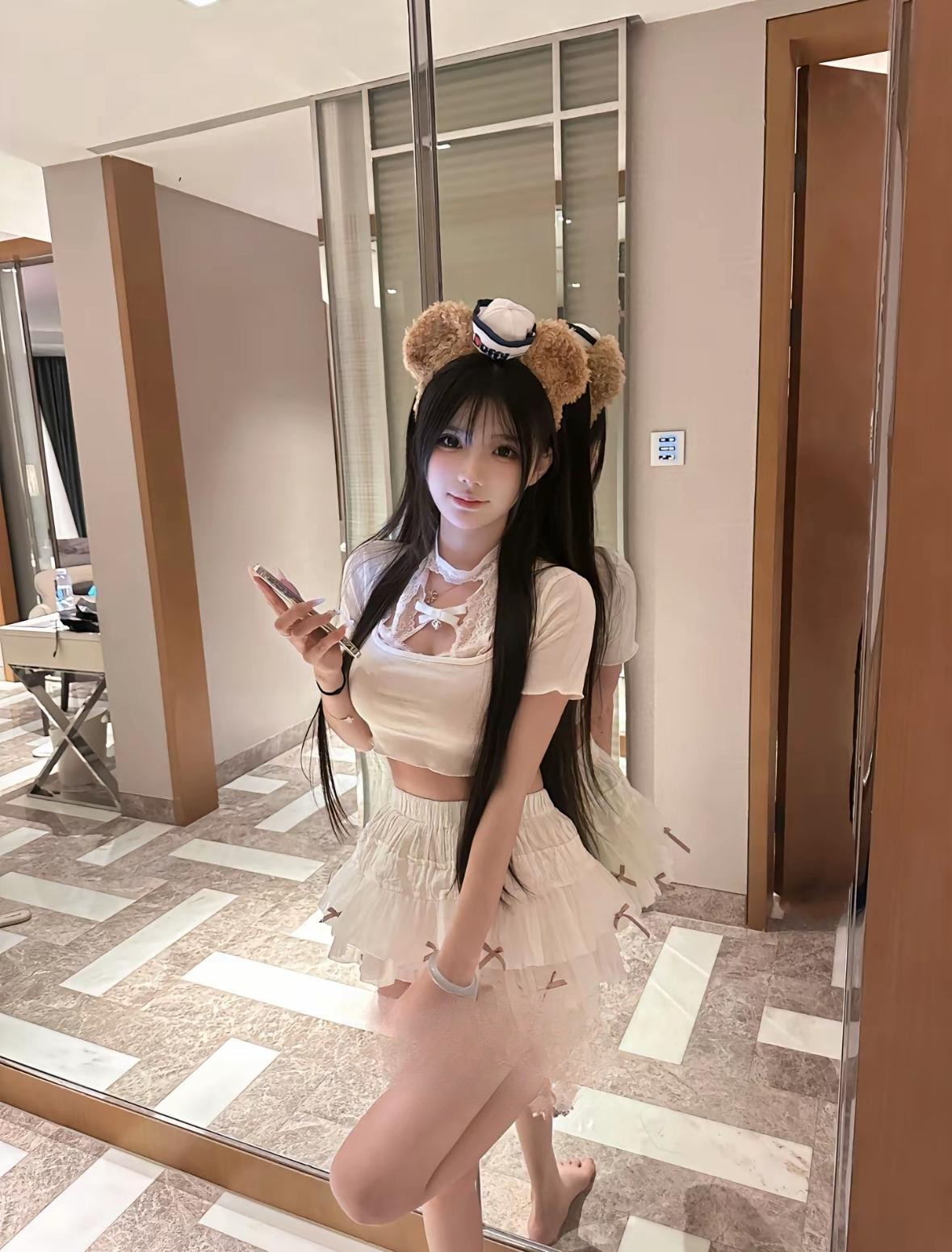 身材火辣风骚白嫩妹