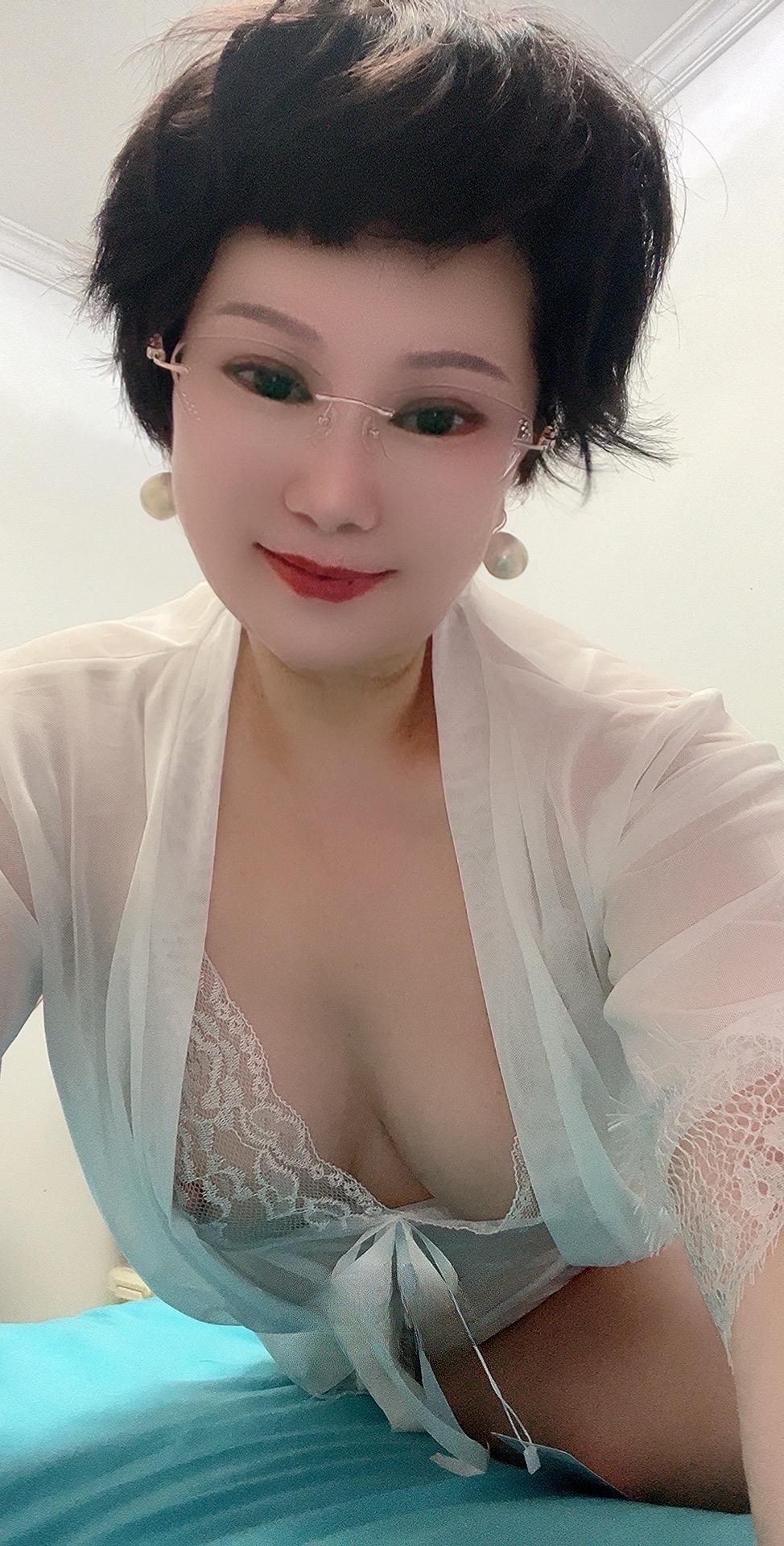 眼镜短发知性少妇