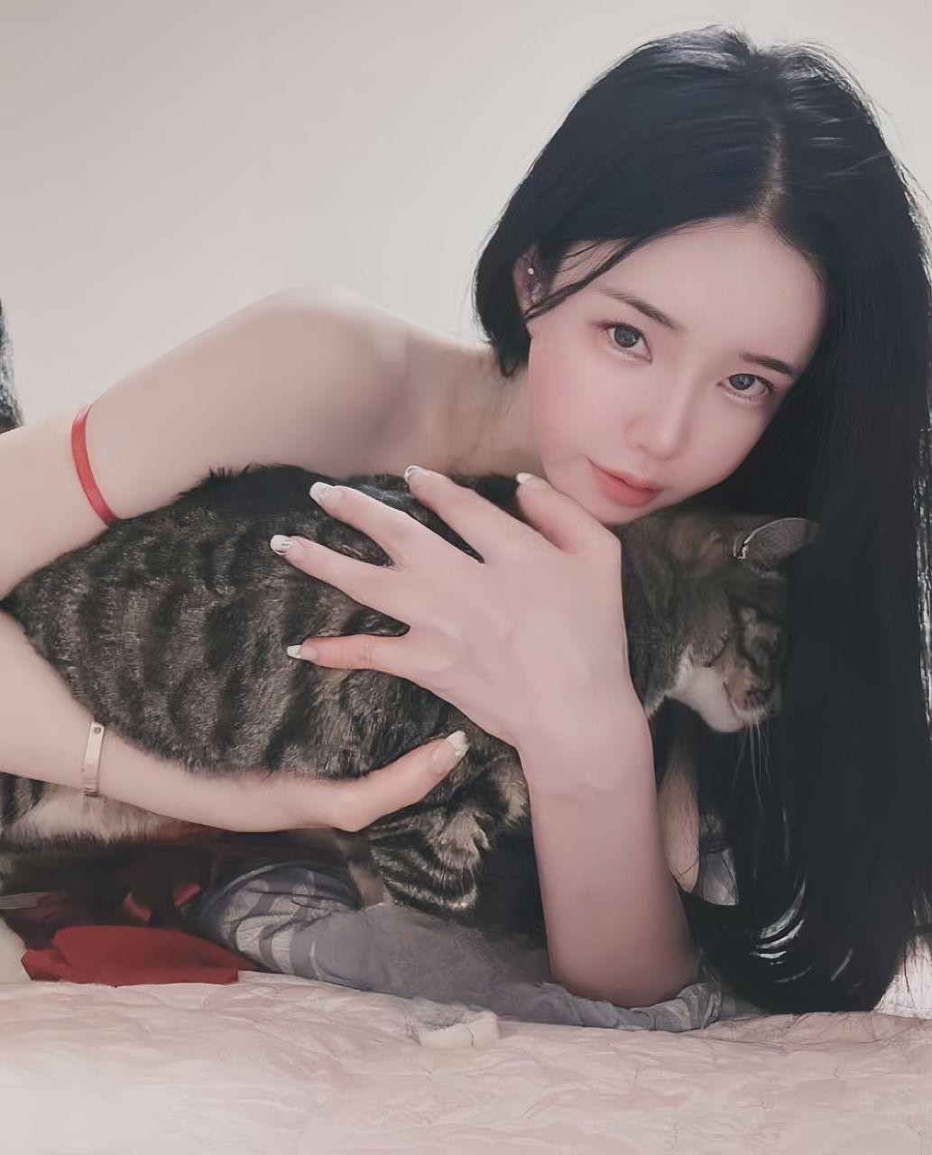 会吸会喷的年轻美人